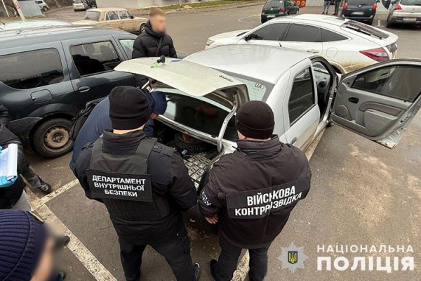 Обіцяв вивезти за кордон за 16 000 доларів: на Тернопільщині затримали працівника ДСНС