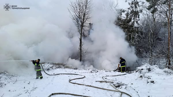 
Рятувальники Тернопільщини ліквідували наслідки пожежі та нічне ДТП в Кременці