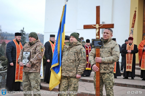 Мати схилилась над домовиною сина: у Чорткові навколішки зустріли Героя Андрія Підсадного (фоторепортаж)