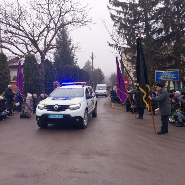 На колінах зустрічали Героя у Борщеві: містяни прощались із загиблим Степаном Сторожуком (фоторепортаж)