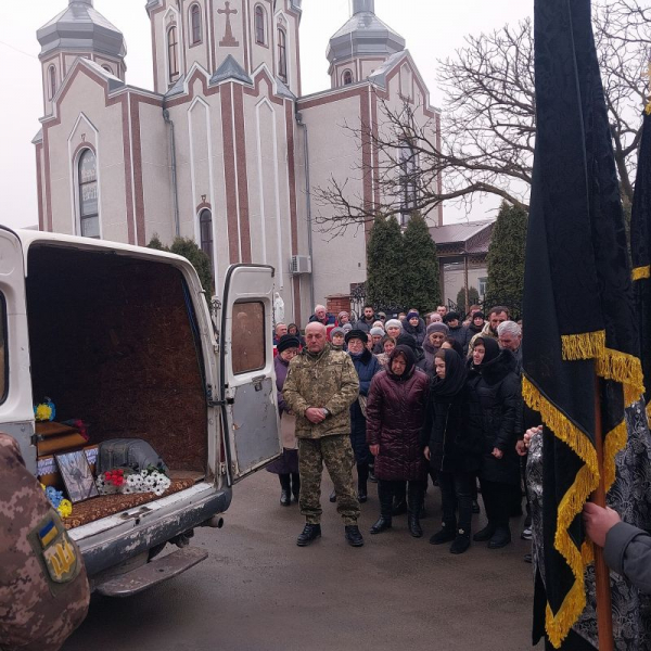 На колінах зустрічали Героя у Борщеві: містяни прощались із загиблим Степаном Сторожуком (фоторепортаж)