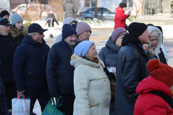 Десятки людей в чергах біля храмів: як тернополяни на Водохреща набирали освячену воду