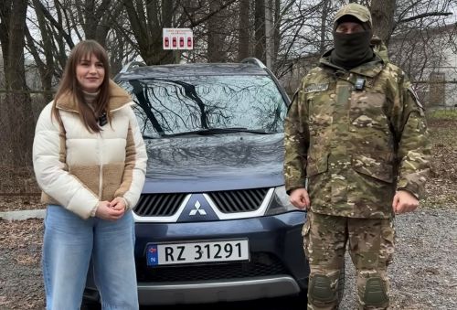 
Волонтерка «Української команди» Тетяна Комісарчук передала автівку для воїнів «Люті» (фото)