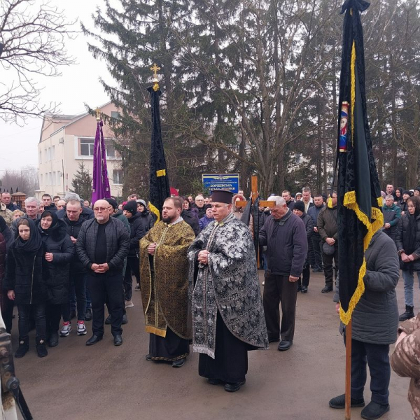 На колінах зустрічали Героя у Борщеві: містяни прощались із загиблим Степаном Сторожуком (фоторепортаж)