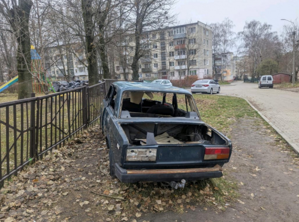 Шукають власника авто, яке покинули біля школи на бульварі Данила Галицького