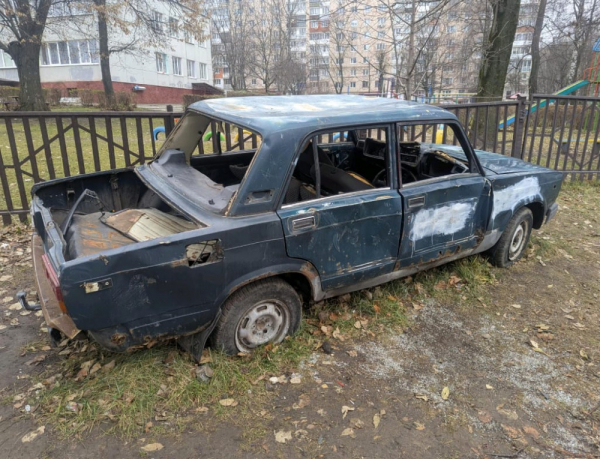 Шукають власника авто, яке покинули біля школи на бульварі Данила Галицького