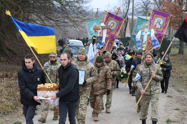 
У Вишнівецькій громаді навколішки попрощалися з полеглим воїном Миколою Обалем (ФОТО)