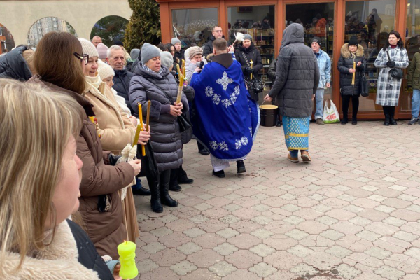 Як тернополяни освячували свічки на Стрітення у церкві святого Петра (РЕПОРТАЖ)