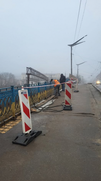 
Утворилося провалля на стратегічному транспортному мості у центрі Тернополя (фото)