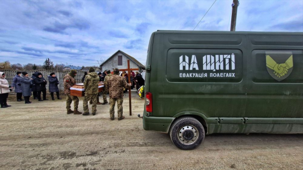 У Великоберезовицькій громаді на колінах зустріли загиблого воїна Олега Могилу (фото)