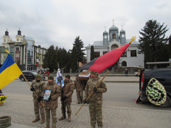 
"На щиті" повернувся додому загиблий захисник з Кременеччини Сергій Плетюк