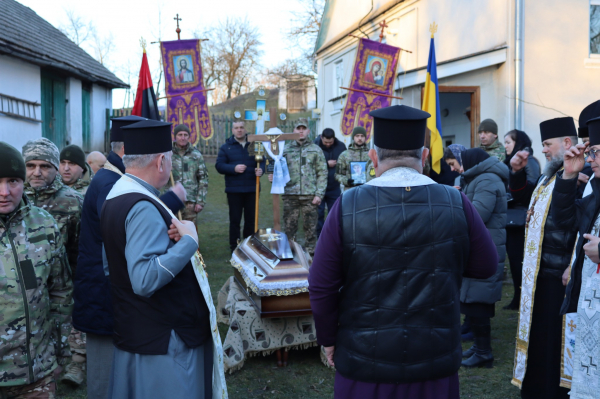 
У Вишнівецькій громаді навколішки попрощалися з полеглим воїном Миколою Обалем (ФОТО)