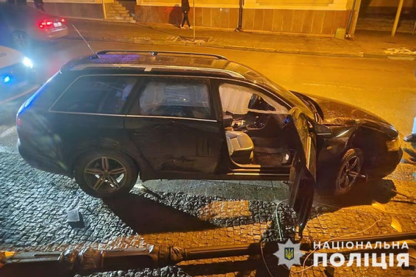 
У Тернополі 20-річний водій Audi збив ліхтар та врізався в будівлю прокуратури (фото)