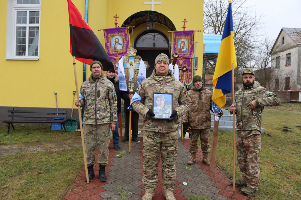 
У Вишнівецькій громаді навколішки попрощалися з полеглим воїном Миколою Обалем (ФОТО)