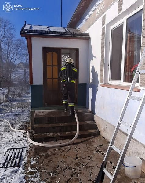 У Скалаті загорівся житловий будинок (фото)