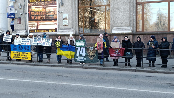 Місяці невідомості і болю: родини захисників нагадують про полонених та зниклих безвісти