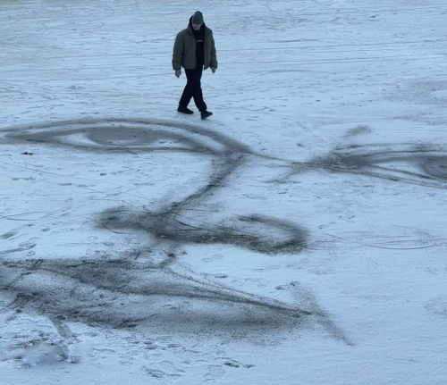 
На замерзлій річці Серет художник з Тернополя відтворив портрет у якому «кожен може впізнати себе» (ФОТО)