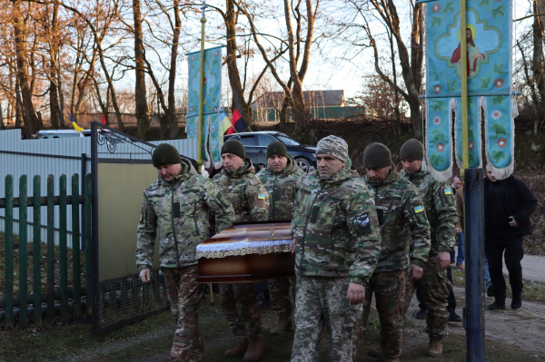 
У Вишнівецькій громаді навколішки попрощалися з полеглим воїном Миколою Обалем (ФОТО)