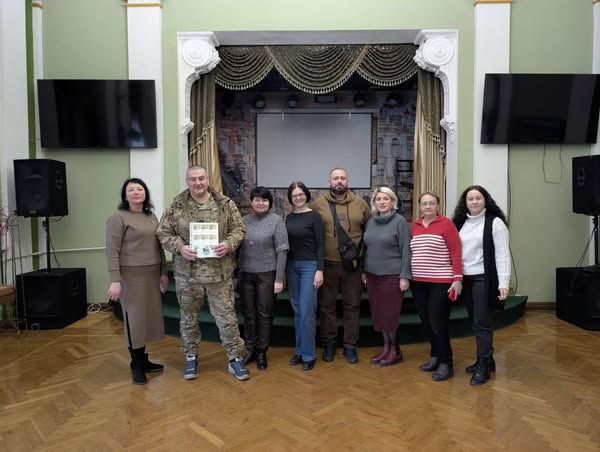 
Ліцей з Тернополя закупив високотехнологічну рушницю та паливні талони для потреб військових (фото)