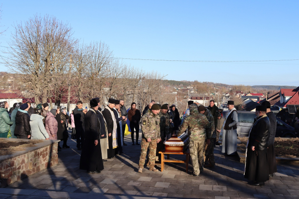 
У Вишнівецькій громаді навколішки попрощалися з полеглим воїном Миколою Обалем (ФОТО)