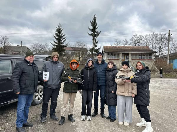 
Діти з села на Тернопільщині наколядували 26 530 гривень на дрон для військових (фото)