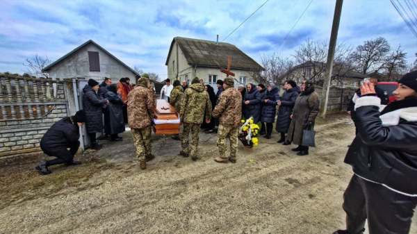 У Великоберезовицькій громаді на колінах зустріли загиблого воїна Олега Могилу (фото)