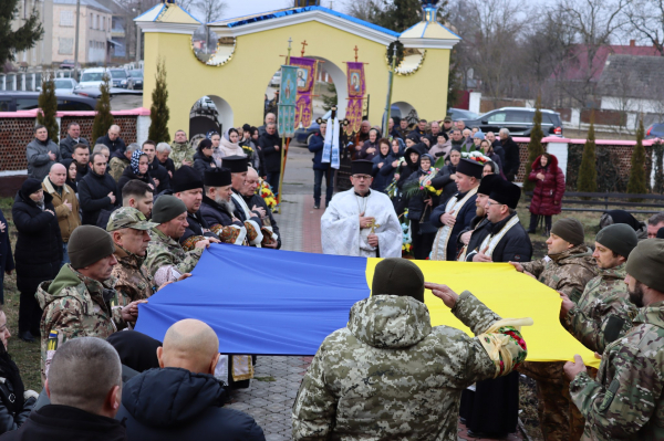 
У Вишнівецькій громаді навколішки попрощалися з полеглим воїном Миколою Обалем (ФОТО)