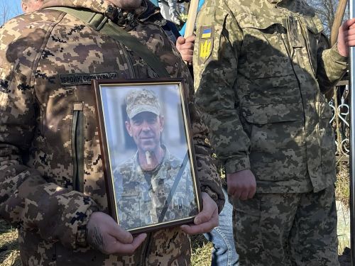 
В Озерянській громаді поховали захисника, який загинув у травні 2023 року (фото)