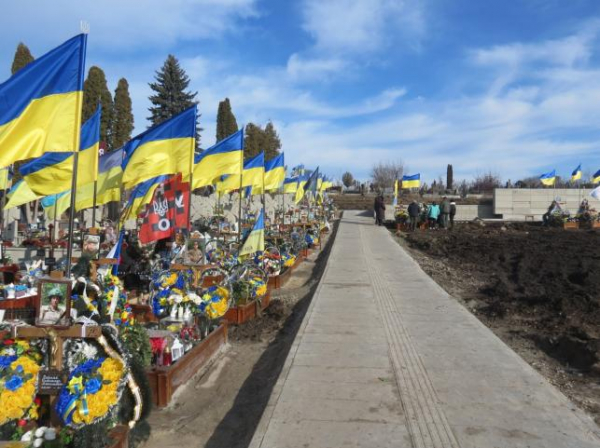 Облаштували стелу та пішохідні доріжки: який вигляд має Пантеон Героїв на Микулинецькому кладовищі