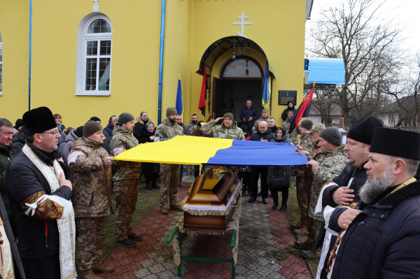 
У Вишнівецькій громаді навколішки попрощалися з полеглим воїном Миколою Обалем (ФОТО)