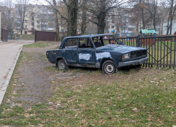 
У Тернополі розшукують власника покинутого авто, яке створює небезпеку для місцевих мешканців (фото)