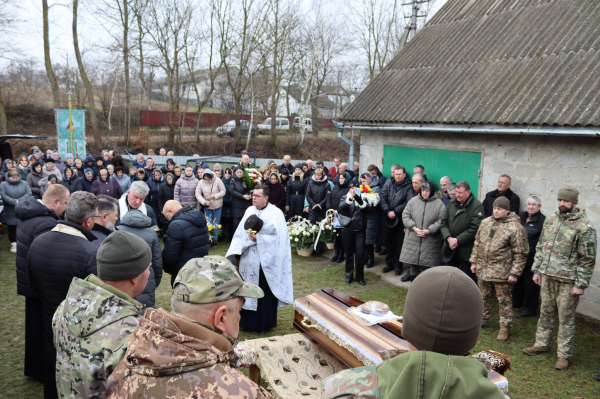 
У Вишнівецькій громаді навколішки попрощалися з полеглим воїном Миколою Обалем (ФОТО)