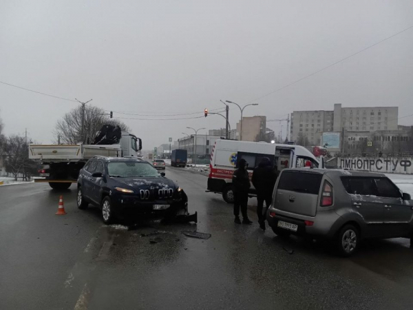 ДТП біля Подолян у Тернополі: зіштовхнулись 2 позашляховики, є травмовані