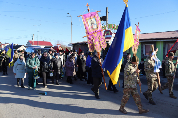 
У Вишнівецькій громаді навколішки попрощалися з полеглим воїном Миколою Обалем (ФОТО)