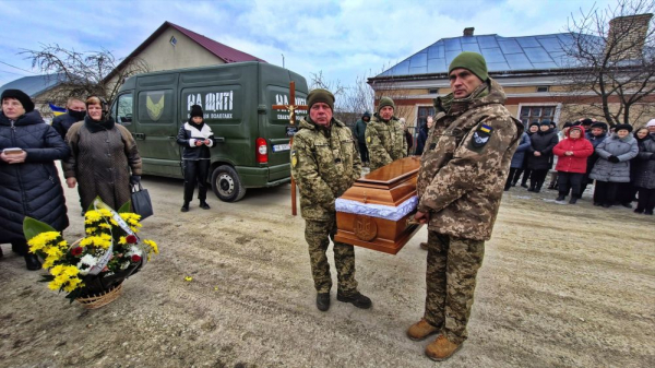 У Великоберезовицькій громаді на колінах зустріли загиблого воїна Олега Могилу (фото)