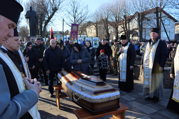 
У Вишнівецькій громаді навколішки попрощалися з полеглим воїном Миколою Обалем (ФОТО)