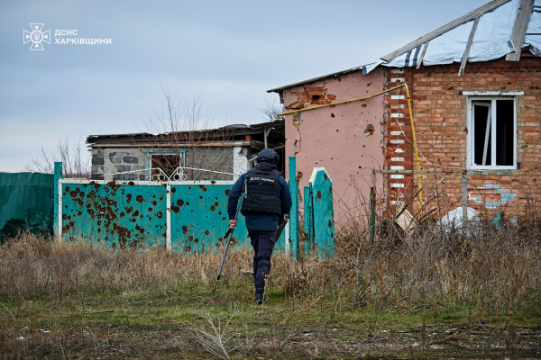 
Снаряди, гранати, міни та вибухівка: рятувальники з Тернопільщини розміновують землі на Харківщині (ФОТО)