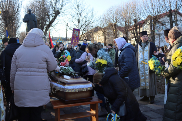 
У Вишнівецькій громаді навколішки попрощалися з полеглим воїном Миколою Обалем (ФОТО)