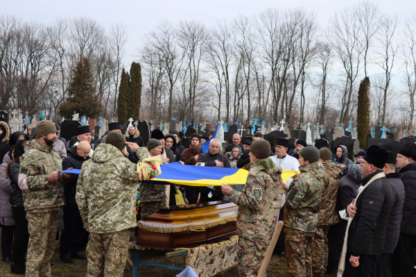 
У Вишнівецькій громаді навколішки попрощалися з полеглим воїном Миколою Обалем (ФОТО)