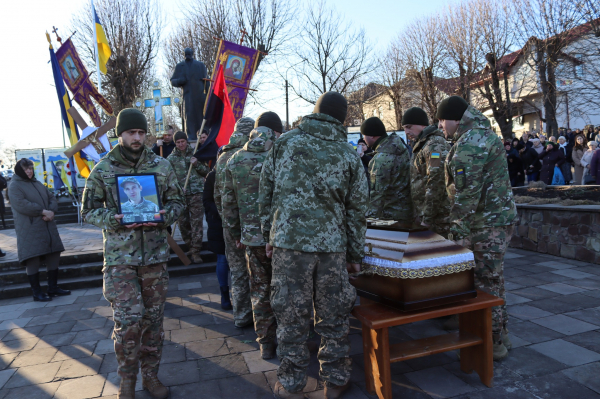 
У Вишнівецькій громаді навколішки попрощалися з полеглим воїном Миколою Обалем (ФОТО)