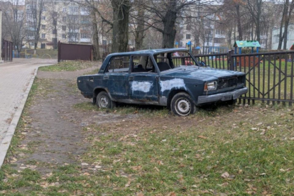 Шукають власника авто, яке покинули біля школи на бульварі Данила Галицького