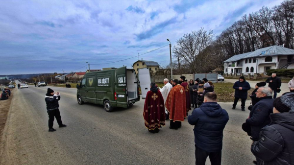 У Великоберезовицькій громаді на колінах зустріли загиблого воїна Олега Могилу (фото)