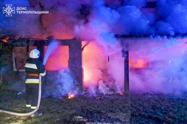 Згоріло майже все: масштабна пожежа будинка на Тернопільщині