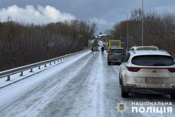 На Тернопільщині на трасі через погоду стався транспортний колапс (відео)