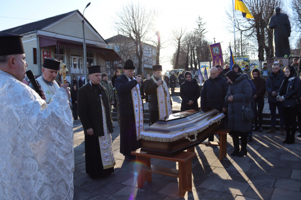 
У Вишнівецькій громаді навколішки попрощалися з полеглим воїном Миколою Обалем (ФОТО)