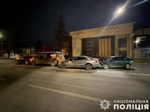 
Загинула жінка, а троє пасажирів отримали травми: у поліції розповіли деталі нічної аварії у Тернополі (фото)