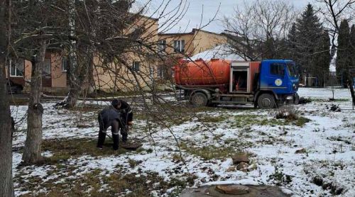 
Одяг, банки, дитячі підгузники та навіть мобільні телефони витягують комунальники з каналізації Чорткова (фото)