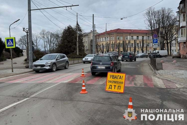 На Замковій водій авто збив двох 17-річних дівчат