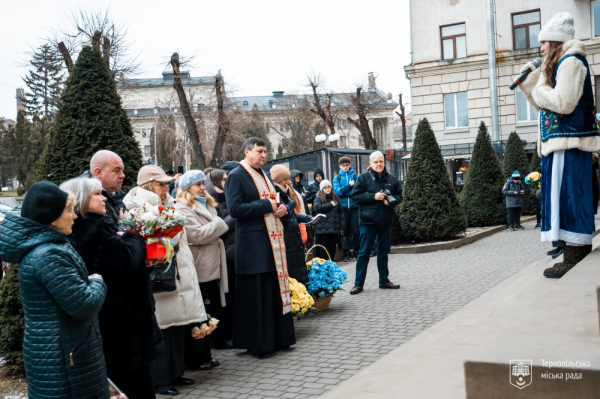 
У Тернополі на фасаді ЗОШ №3 відкрили меморіальну дошку захиснику Юрію Стефанишину (фото)