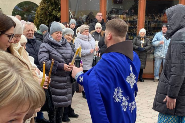 Як тернополяни освячували свічки на Стрітення у церкві святого Петра (РЕПОРТАЖ)